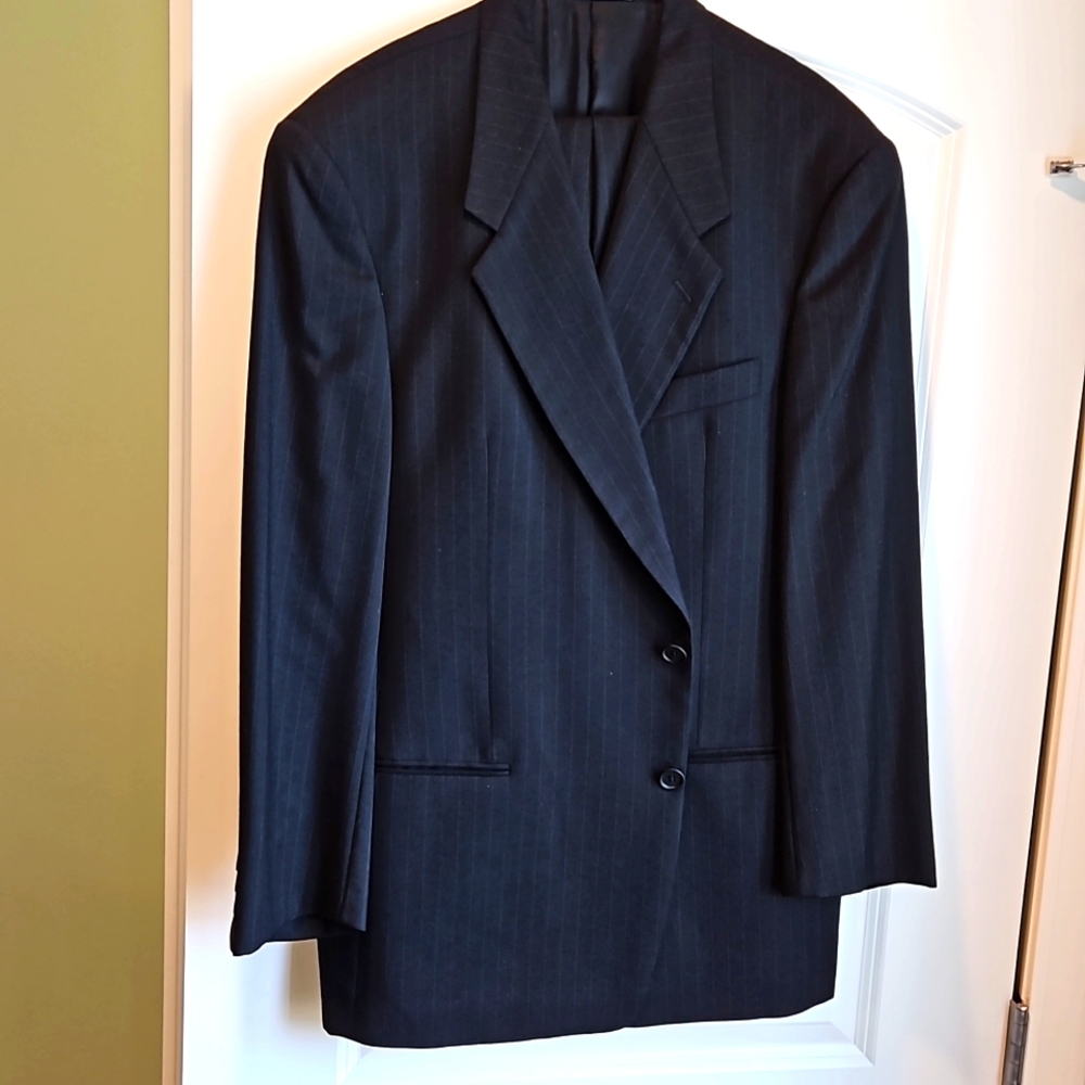GIORGIO ARMANI MENS DARK BLUE 2 BUTTON PINSTRIPE SUIT. SIZE 42R